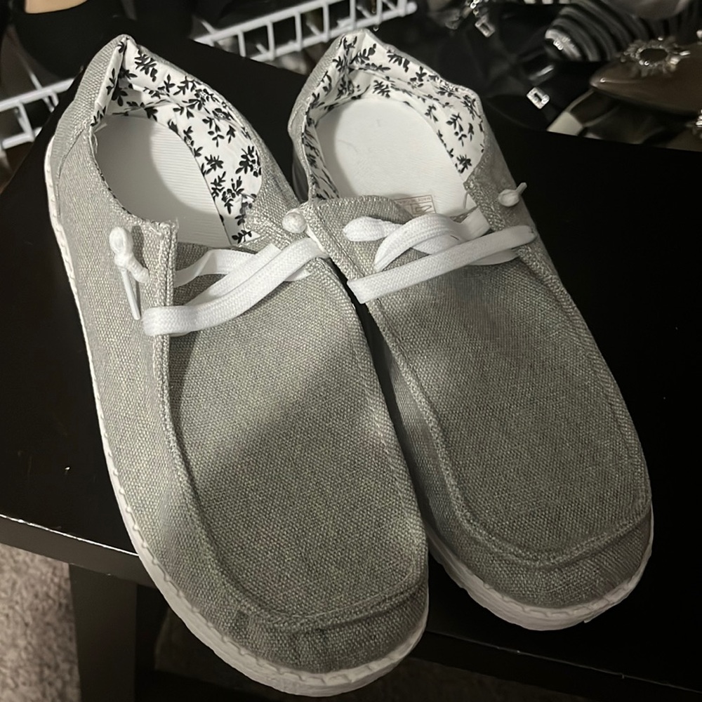 Minimal lace casual sneakers. Very light weight. Slip on.